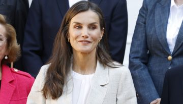 Predecimos que los nuevos pantalones de lino de la reina Letizia serán perfectos para sustituir a tus vaqueros en verano