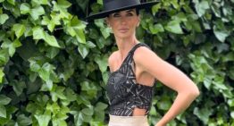 Esta invitada dijo adiós al clásico vestido y fue la más elegante con un look con pantalón y chaqueta de fiesta en una boda de mañana