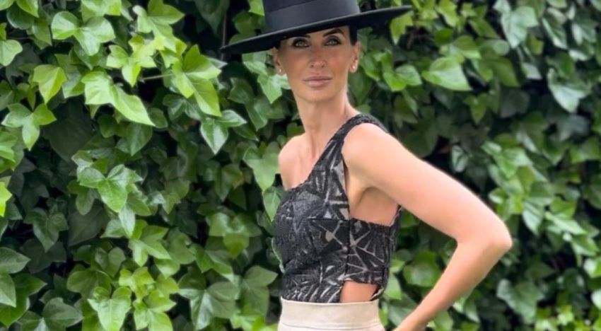 Esta invitada dijo adiós al clásico vestido y fue la más elegante con un look con pantalón y chaqueta de fiesta en una boda de mañana