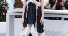 Festival de Cannes 2025: Emma Stone lleva el «slip dress» más adecuado a la etiqueta que marca el festival treinta años después de que Kate Moss lo convirtiera (transparente) en su prenda estrella