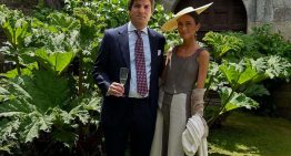 La invitada más elegante del fin de semana eligió un look de top y falda de una firma madrileña en una boda en Galicia