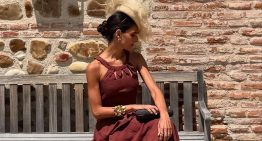Matrícula de honor para esta invitada elegante: largo midi, cuello halter y tocado con pluma