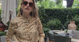 Alejandra Domínguez con un look pijamero, las sandalias que combinan con todo su armario y un accesorio muy Sophia Loren