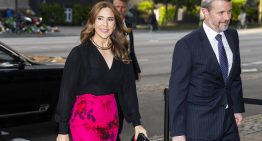 Mary de Dinamarca tiene la falda de invitada más bonita de la temporada y nos muestra cómo combinarla