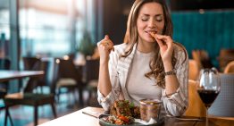 Salena Sainz, nutricionista: «Masticar 20 veces, bajar los cubiertos entre bocados y sentir la textura evita la inflamación y problemas metabólicos»