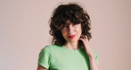Blanca Lacasa, escritora: «Las mujeres hemos sido socializadas para complacer y eso se cuela en las historias de amor. Estamos disponibles y nos ponemos en segundo plano»