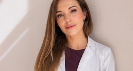 Lidia Maroñas, dermatóloga: «Dos o tres veces a la semana hay que darse crema corporal tras la ducha para una piel  hidratada a partir de los 50»