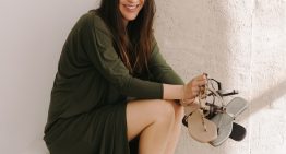Adriana Balcells, de Mas34: «Mis sandalias de invitada con plataforma arrasan, las he llegado a hacer en más  de 10 colores»