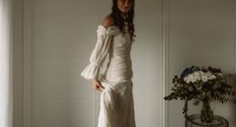 La novia que veraneaba en Almería y se casó con un vestido rústico de escote asimétrico