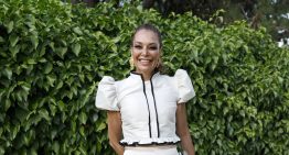 Este look de invitada de top y falda pantalón que hemos visto en una primara Comunión es elegante y muy ponible