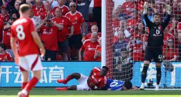 «Delay de bandera»: la regla más estúpida del fútbol con VAR dejó en coma a un jugador de la Premier League