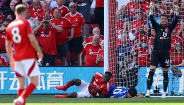 «Delay de bandera»: la regla más estúpida del fútbol con VAR dejó en coma a un jugador de la Premier League