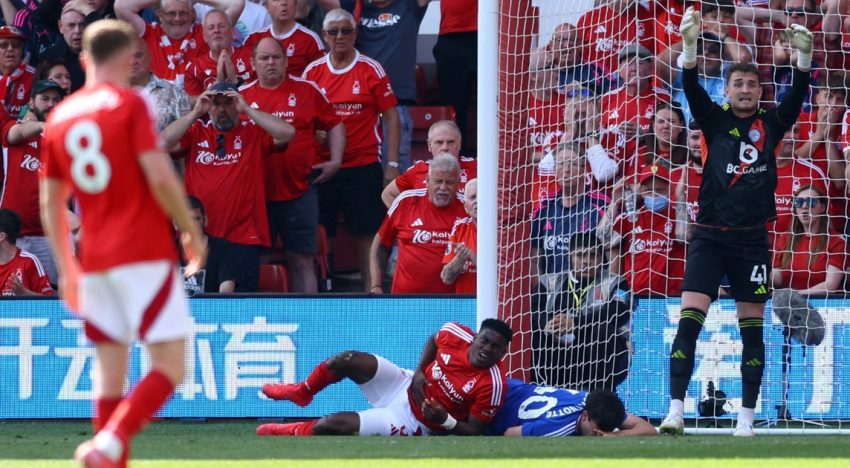 «Delay de bandera»: la regla más estúpida del fútbol con VAR dejó en coma a un jugador de la Premier League