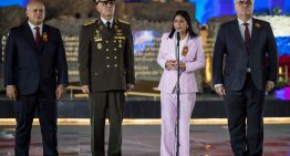 Mientras los venezolanos sobreviven con migajas, Maduro inaugura monumento para hacer feliz a Putin (Fotos y Video)