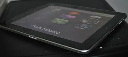 Uno de los primeros prototipos del iPad. Con dos "dock": uno en la parte horizontal y otro en la vertical