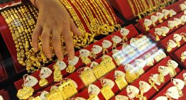 El oro cae 1% por alza del dólar y postura comercial menos agresiva de Trump