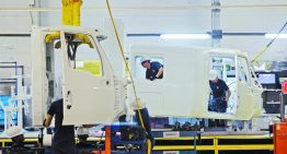 Industria de vehículos pesados en México derrapa en abril; ventas vuelcan más de 55%