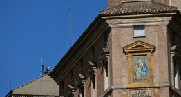 El Vaticano instala una chimenea sobre la Capilla Sixtina para las señales de humo del cónclave