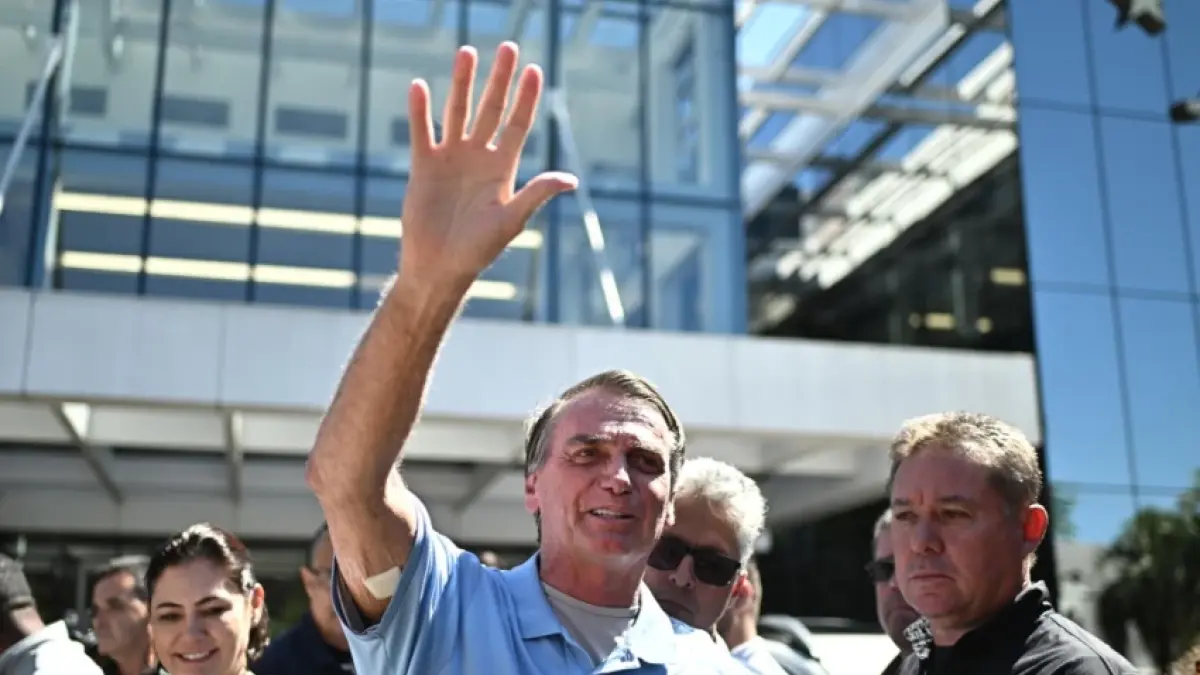 Bolsonaro sale del hospital tres semanas después de ser operado del abdomen
