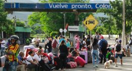 Cierre de frontera deja varados y desconcertados a decenas de venezolanos en Colombia