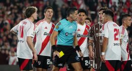 Los garrafales errores del árbitro Yael Falcón Pérez: de las rojas obviadas al lateral previo al penal para el empate de River ante Platense