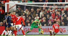 Una tremenda atajada del Dibu Emiliano Martínez fue elegida como la mejor de la temporada de la Premier League