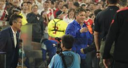 Cómo fue el recibimiento a los Barros Schelotto en la cancha de River: silbidos e insultos para Guillermo y el saludo de Gallardo con los Mellizos