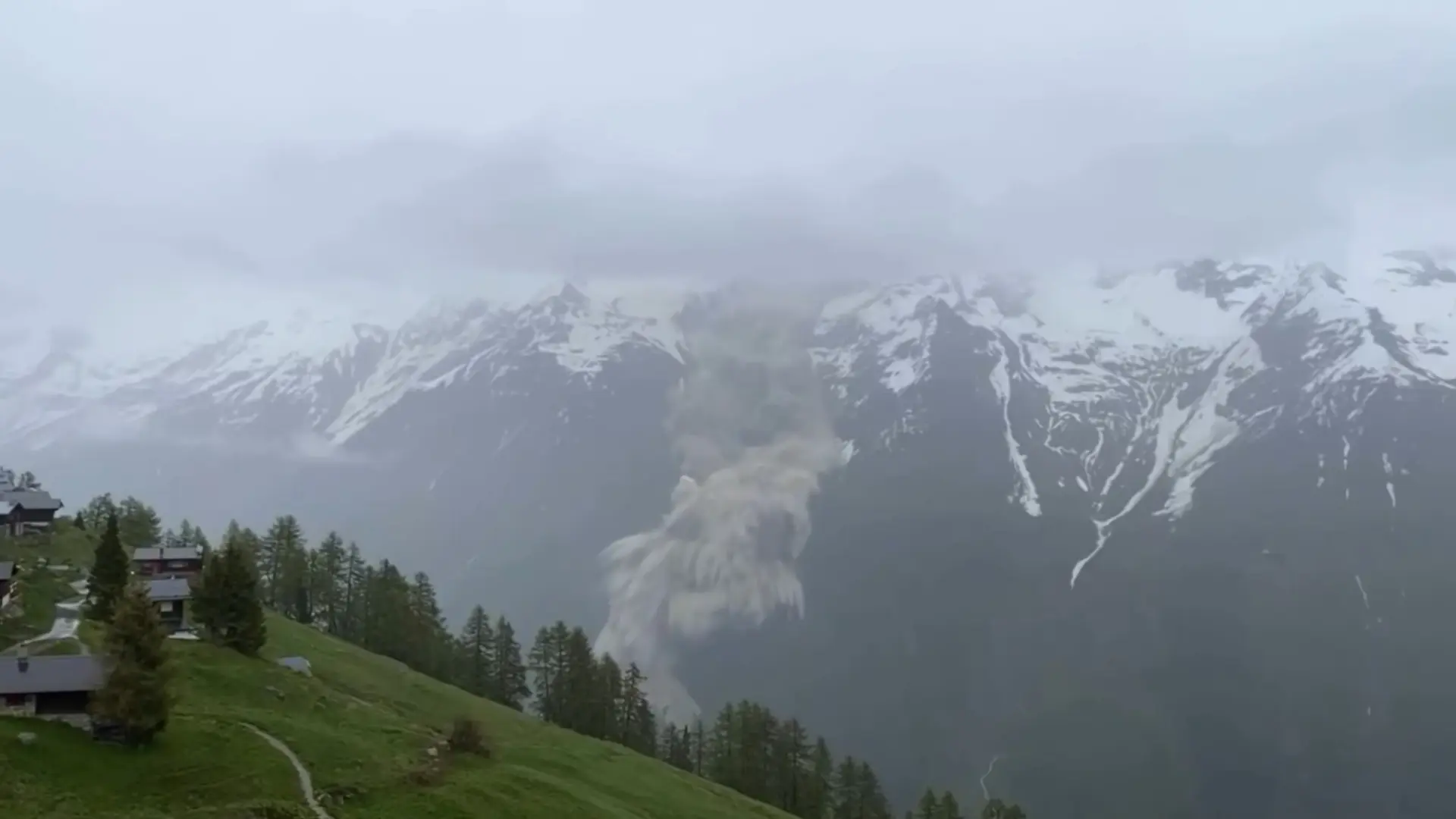 Un glaciar colapsa, provoca una avalancha y sepulta un pueblo de Suiza