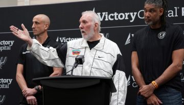 «El Jefe»: la divertida reaparición pública de Gregg Popovich junto a Manu Ginóbili, seis meses después de sufrir un derrame cerebral