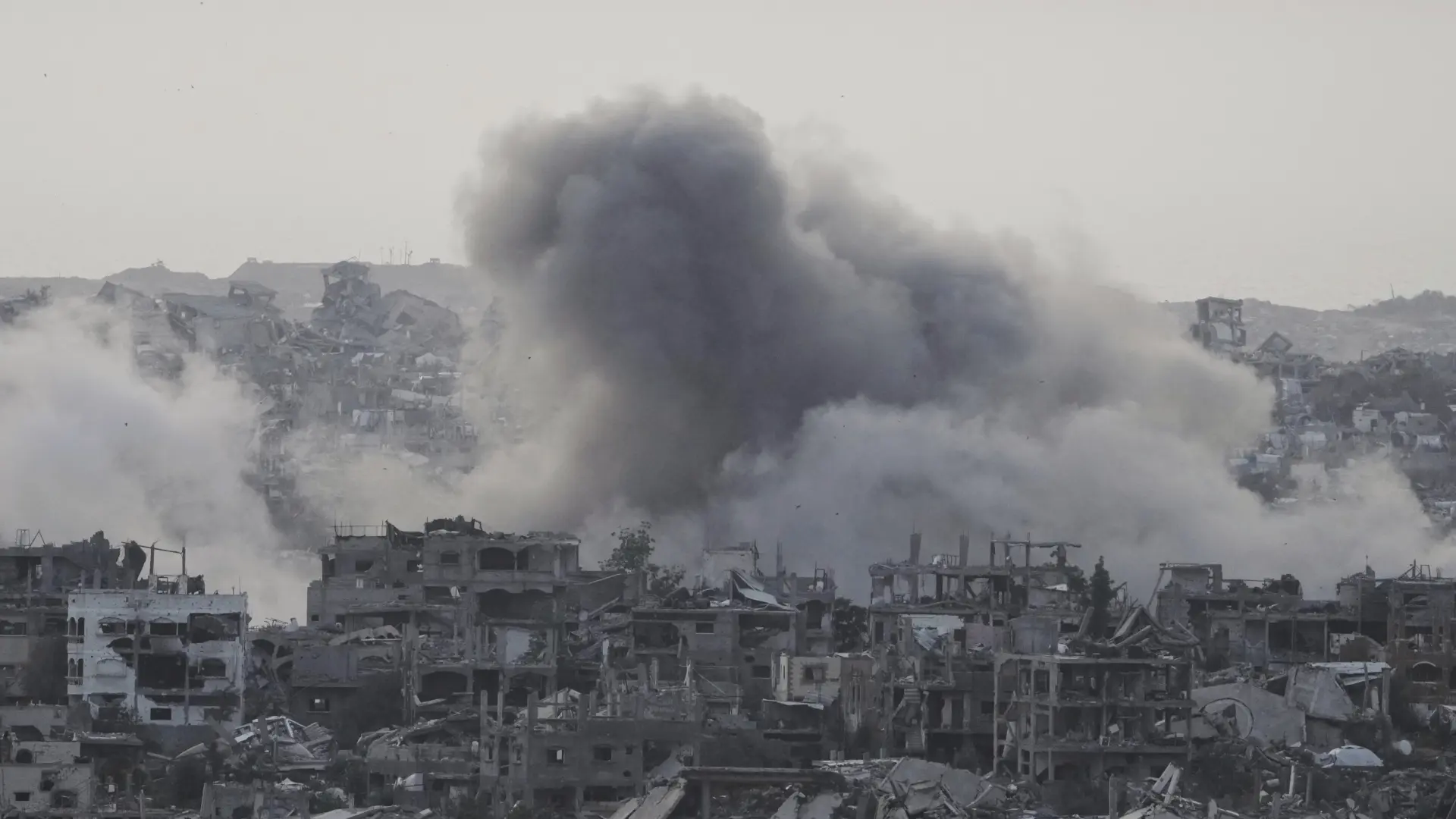 Israel lanza una potente ofensiva en Gaza que deja un centenar de muertos mientras Trump insiste en su plan de expulsión de gazatíes