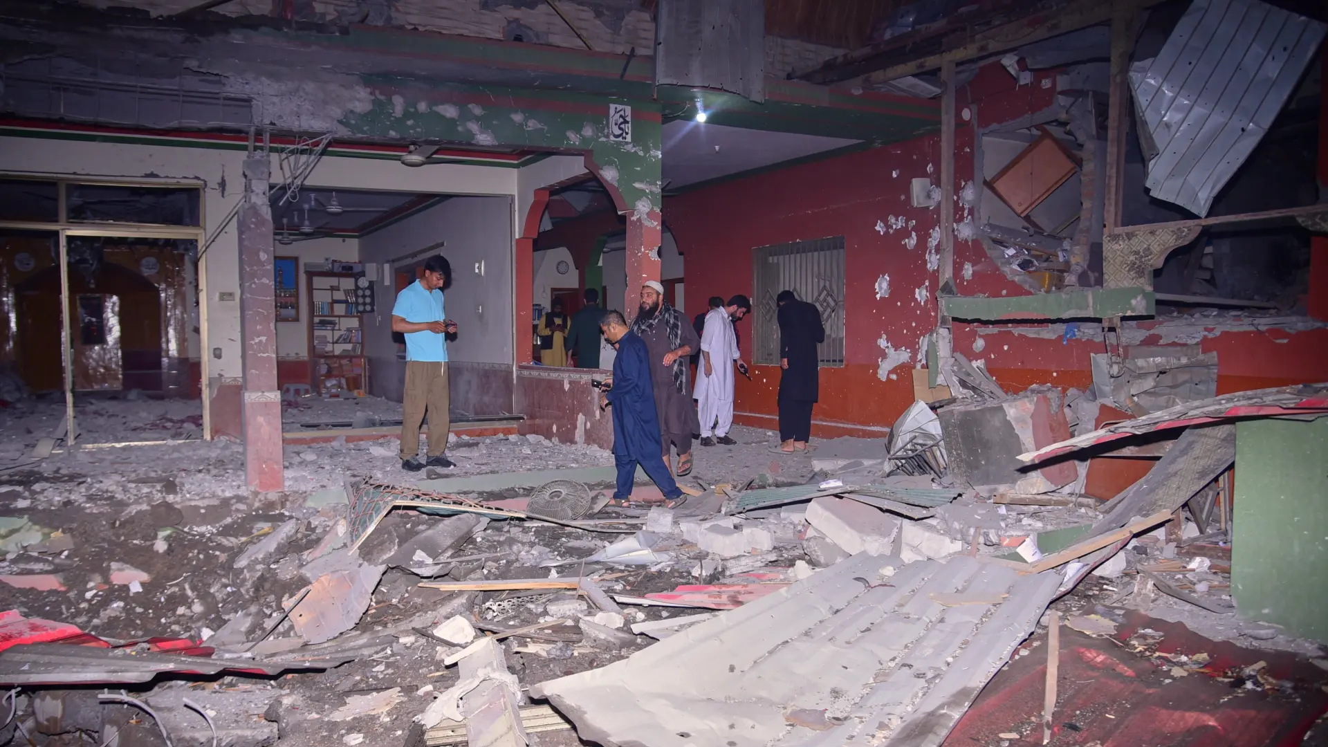 India bombardea "infraestructuras terroristas" en Pakistán, que lo califica de "acto de guerra flagrante"
