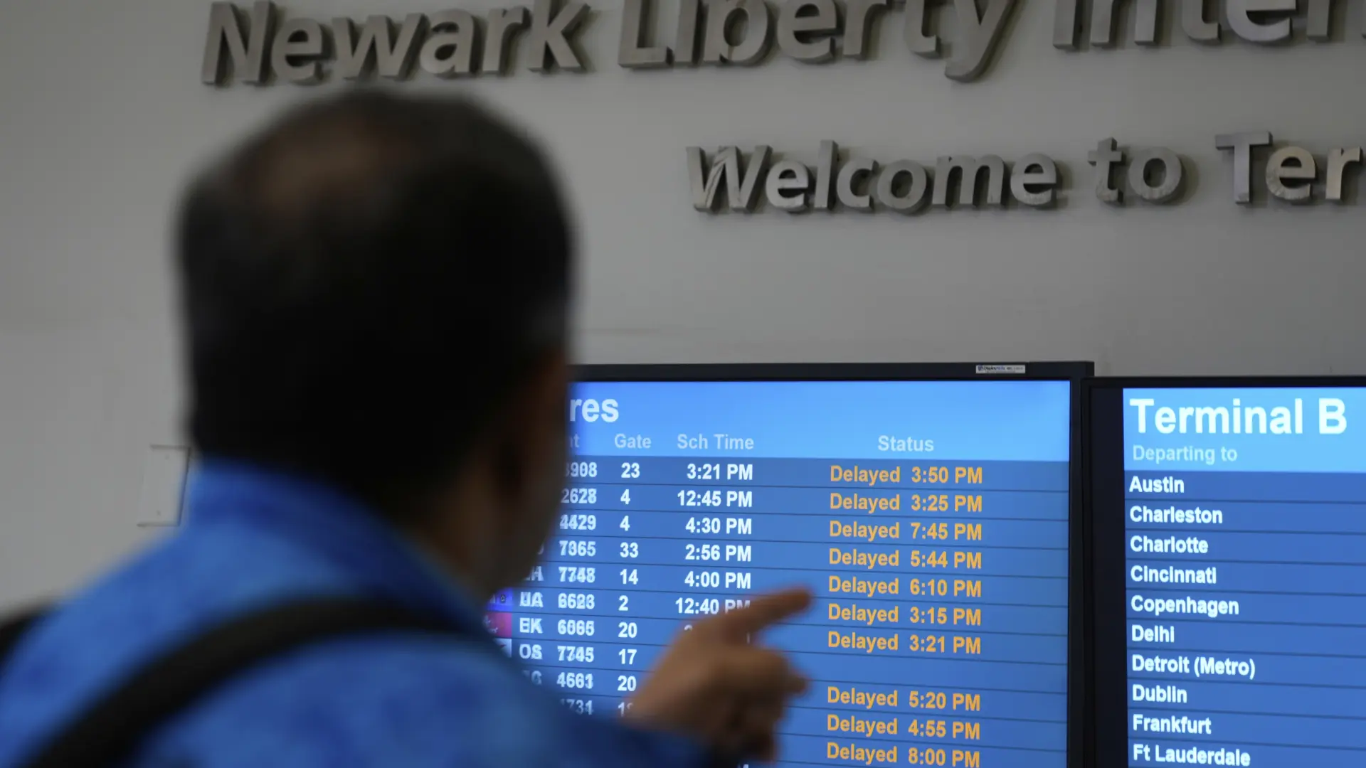 Cien vuelos cancelados en EEUU después de que los controladores aéreos perdieran la comunicación con los aviones