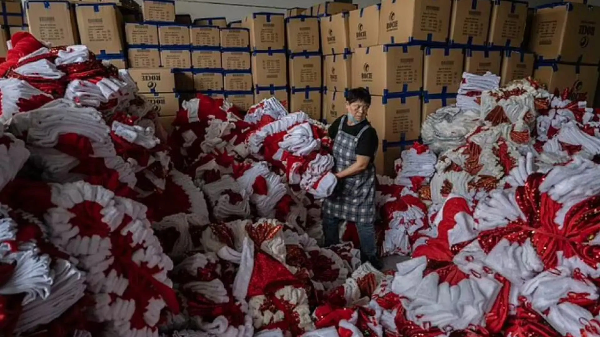 La 'Laponia china', el lugar donde se fabrica el 80% de la decoración navideña del mundo: "Los obreros no saben ni qué es Navidad"
