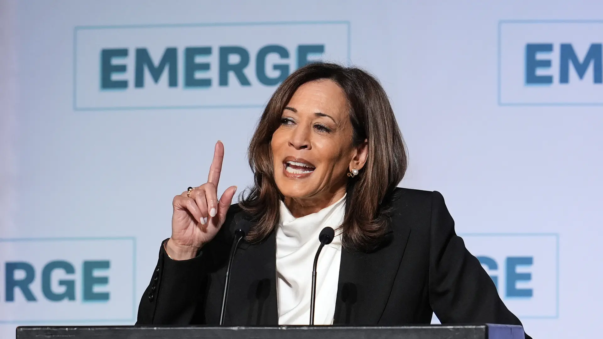 Kamala Harris reaparece y dice que EEUU está al borde de una "crisis constitucional"