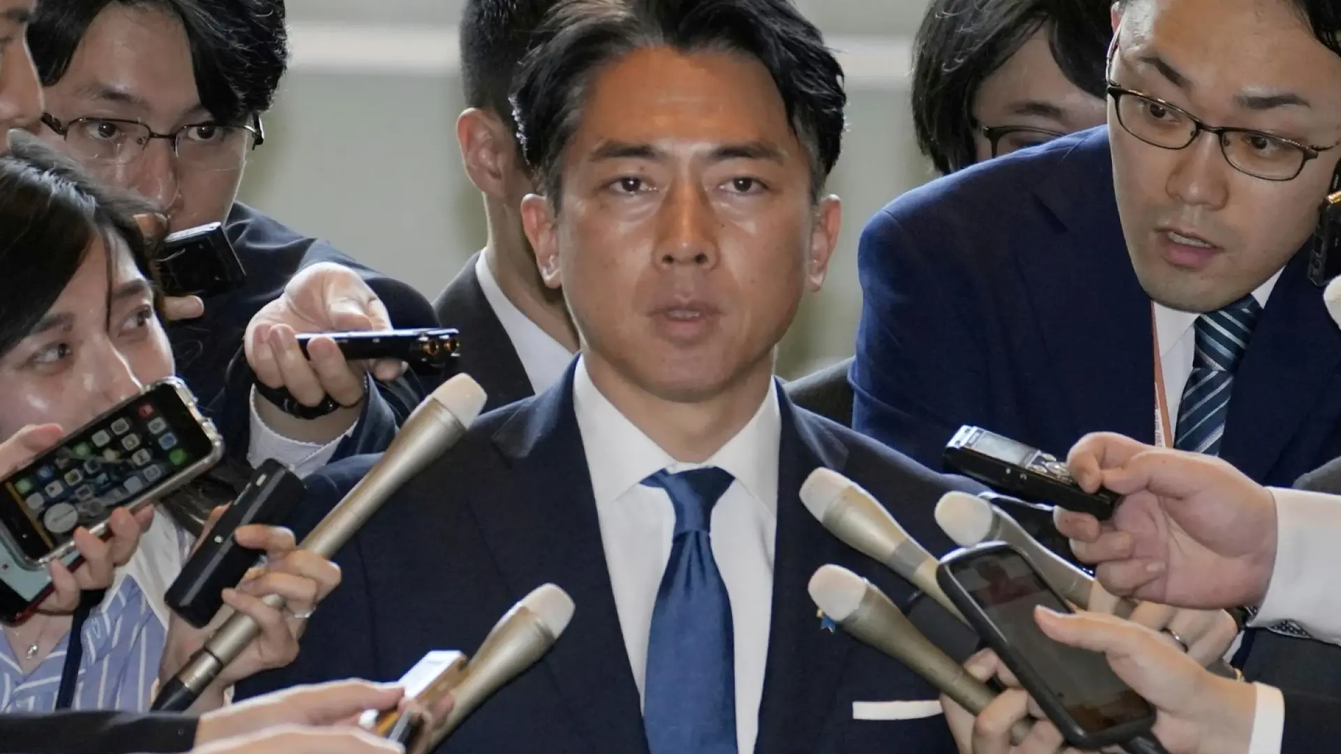 Dimite el ministro de Agricultura de Japón por bromear sobre su 'privilegio' de no tener que comprar arroz en plena crisis de precios
