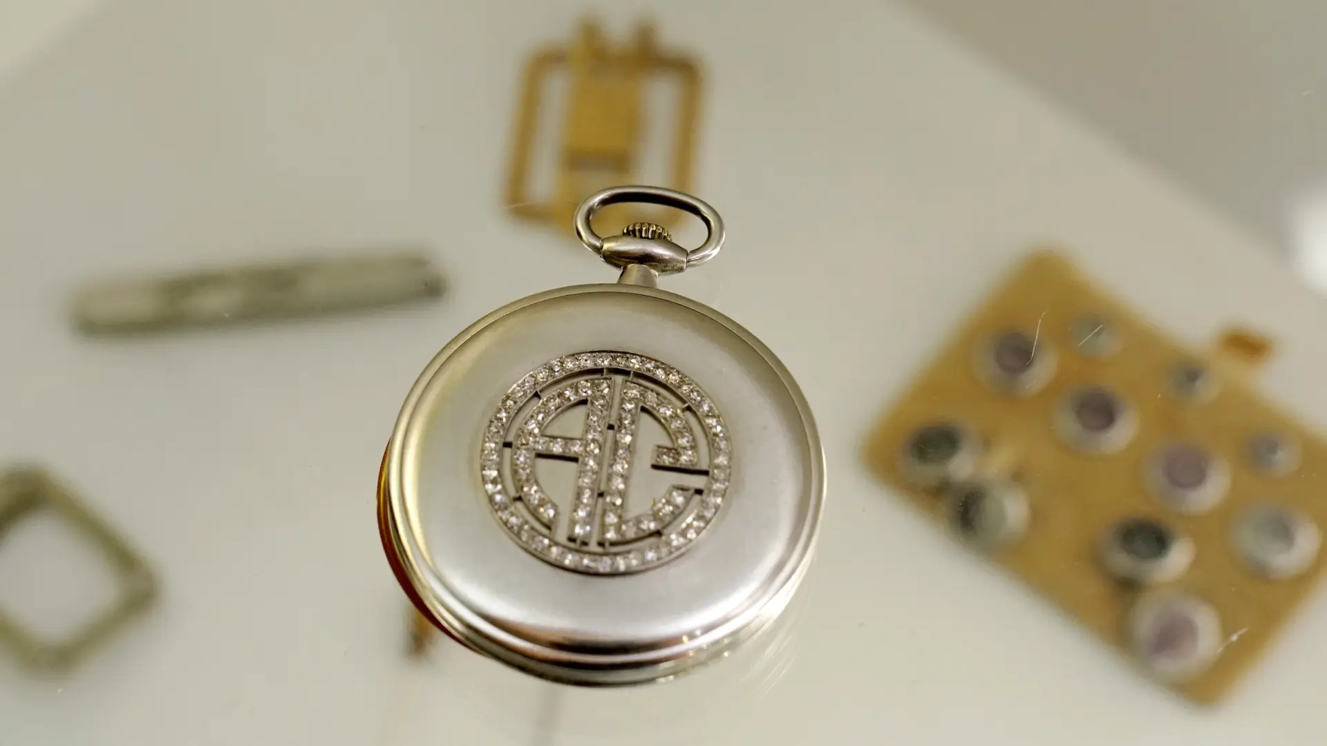 El reloj de bolsillo de Al Capone, a subasta: está hecho en platino y tiene 90 diamantes