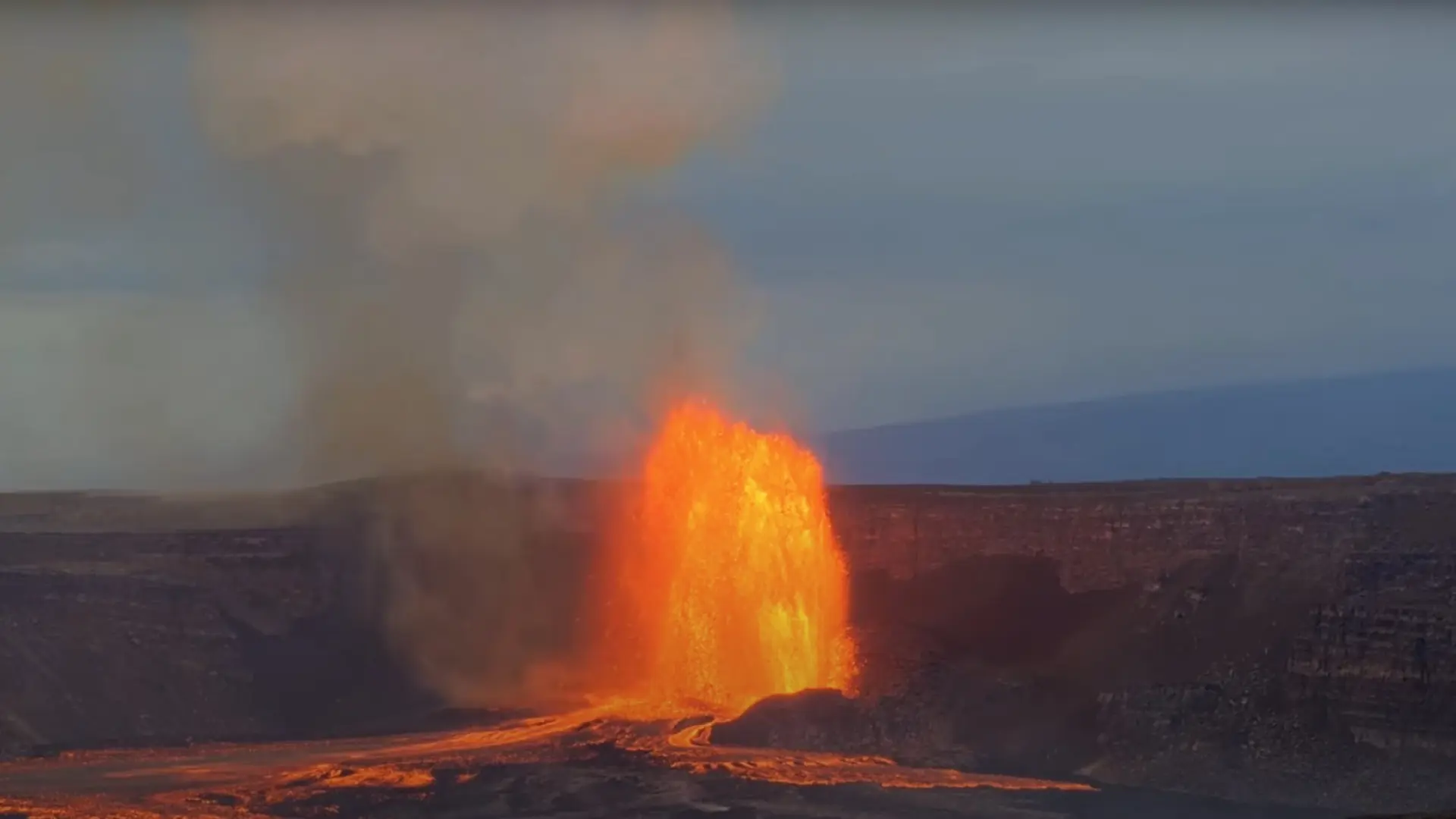 El volcán Kilauea entra de nuevo en erupción en Hawái y lanza fuentes de lava de altura de la Torre Eiffel