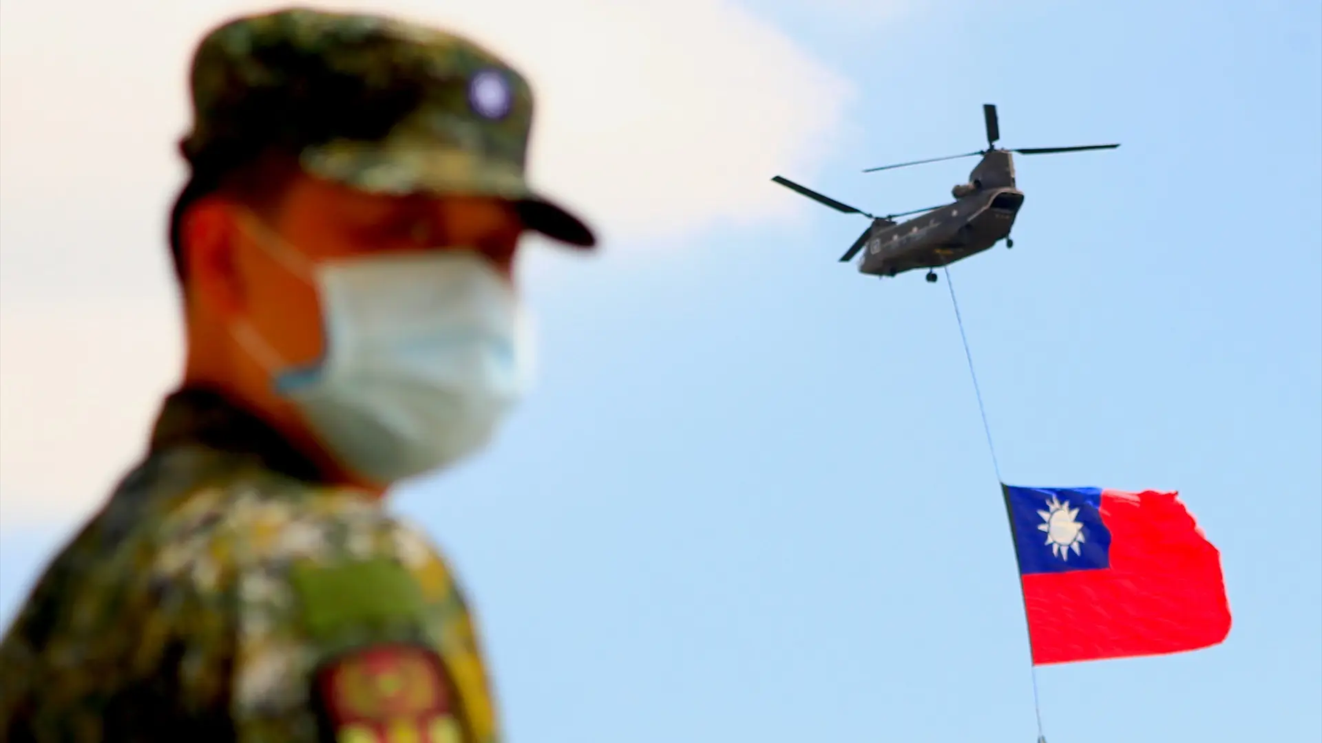 Taiwán realiza sus primeras maniobras militares con lanzacohetes 'made in USA' y fuego real