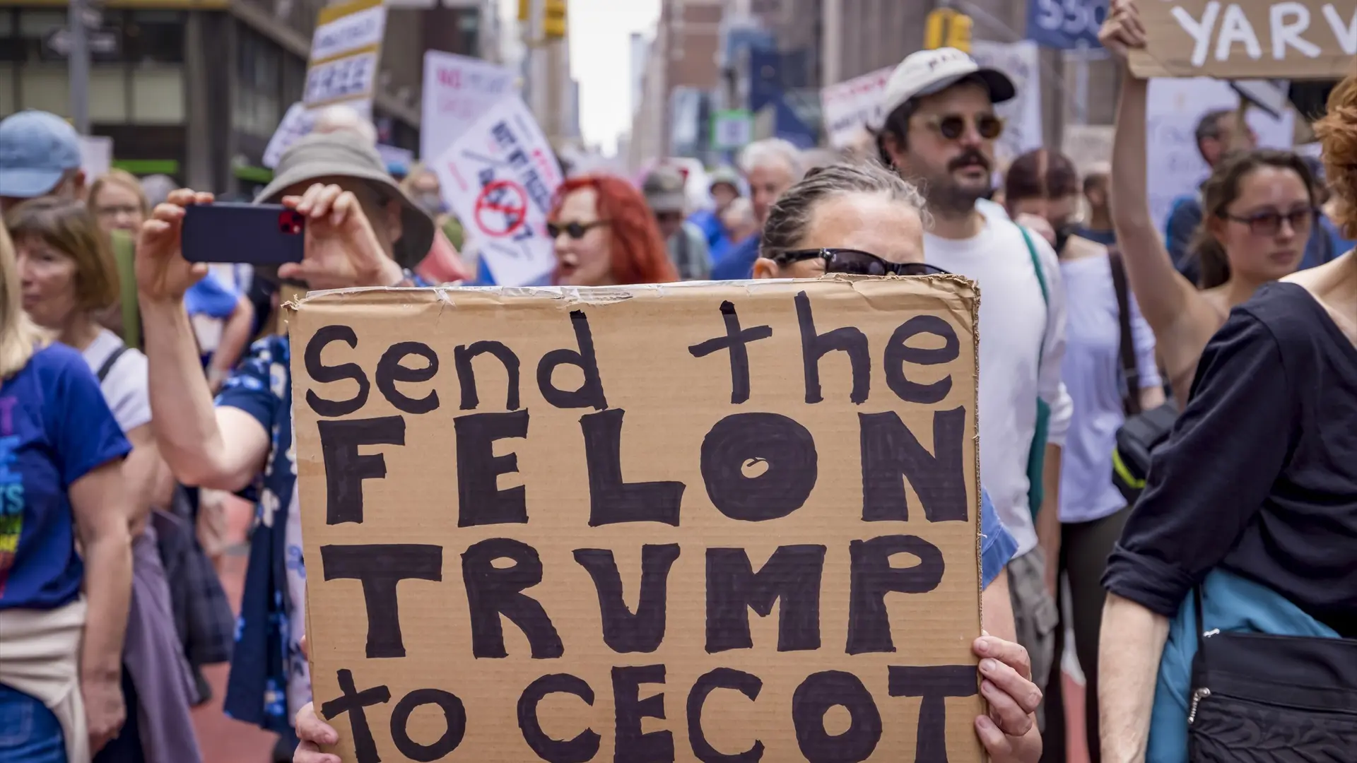 Un juez de Estados Unidos tumba el uso de la Ley de Enemigos Extranjeros por parte del Gobierno para deportar migrantes