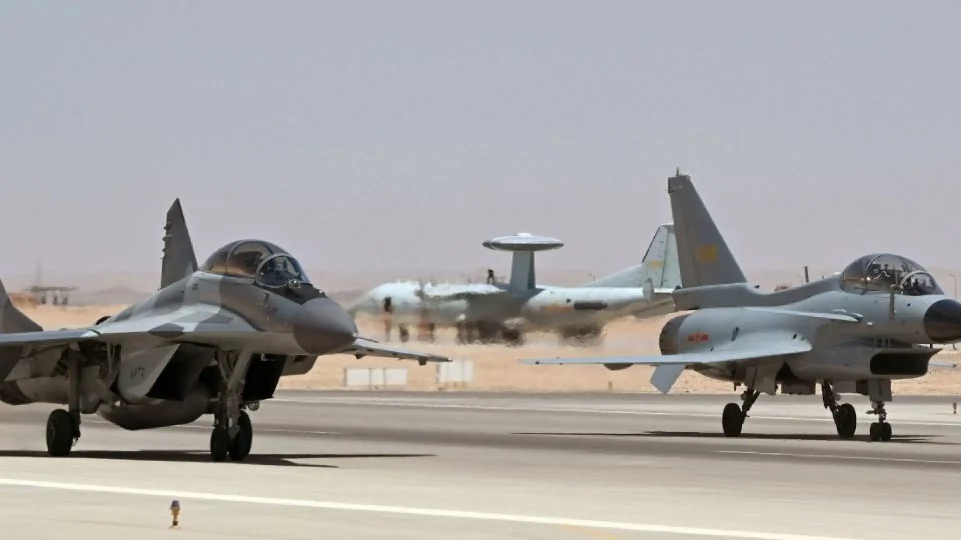 Muere la tripulación de un avión de entrenamiento militar en unas maniobras en Egipto
