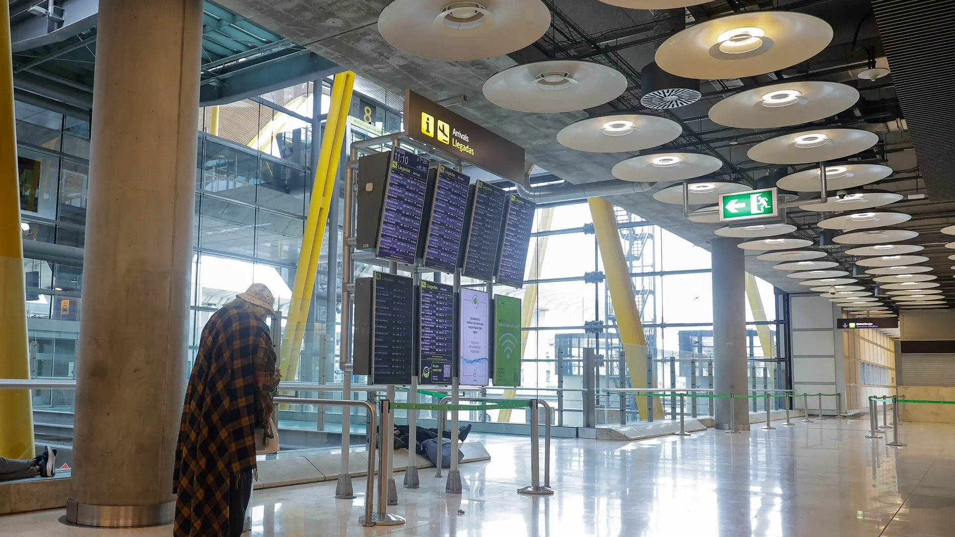 El 'Daily Mail' bautiza el aeropuerto de Madrid-Barajas como 'Zombieland': "Hay charcos de orina y chinches"