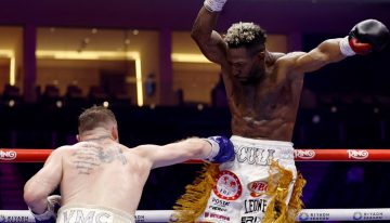 Canelo Álvarez venció a un rival deslucido y se proclamó campeón absoluto de los súper medianos