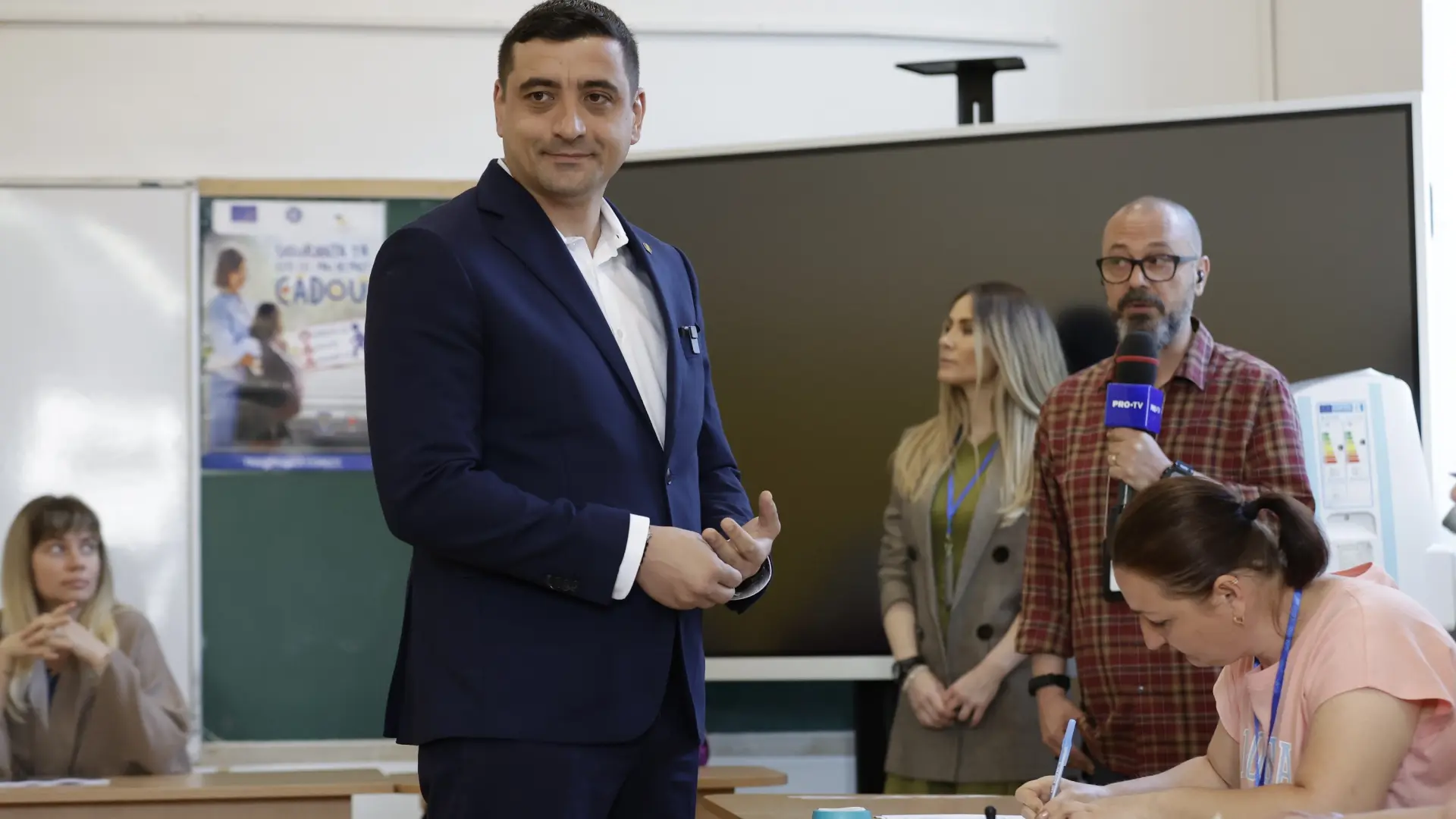 El ultranacionalista Simion gana la primera ronda de las elecciones presidenciales en Rumanía, según los sondeos