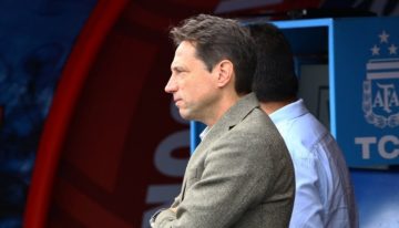 «¡Traidores!»: Moretti apareció en la cancha de San Lorenzo en pleno partido, pero los directivos lo echaron del palco oficial