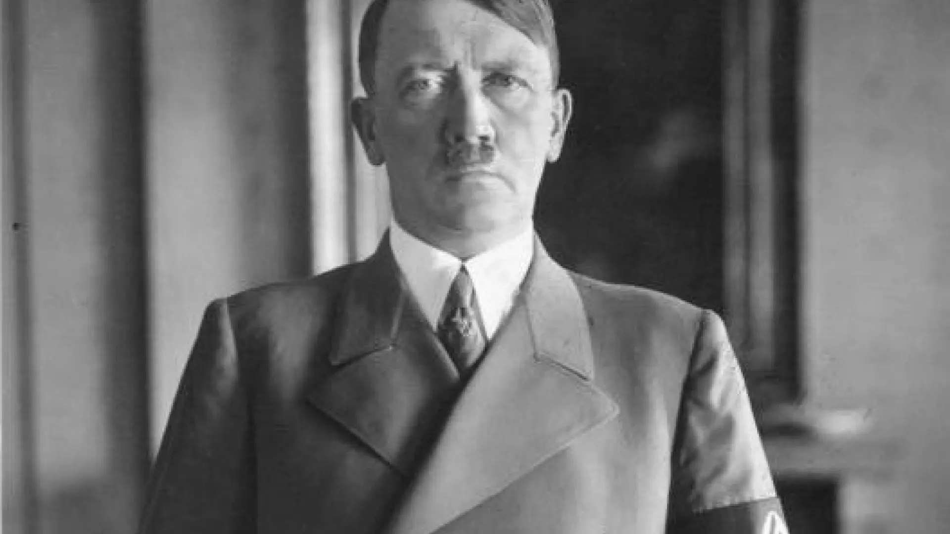 Un documento soviético desclasificado sostiene que Hitler no se suicidó: obligó a un subalterno a dispararle