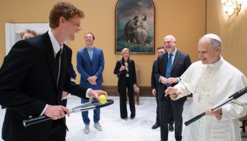 Jannik Sinner se hizo una escapada desde el Foro Itálico para visitar al nuevo Papa, León XIV: qué le llevó de regalo