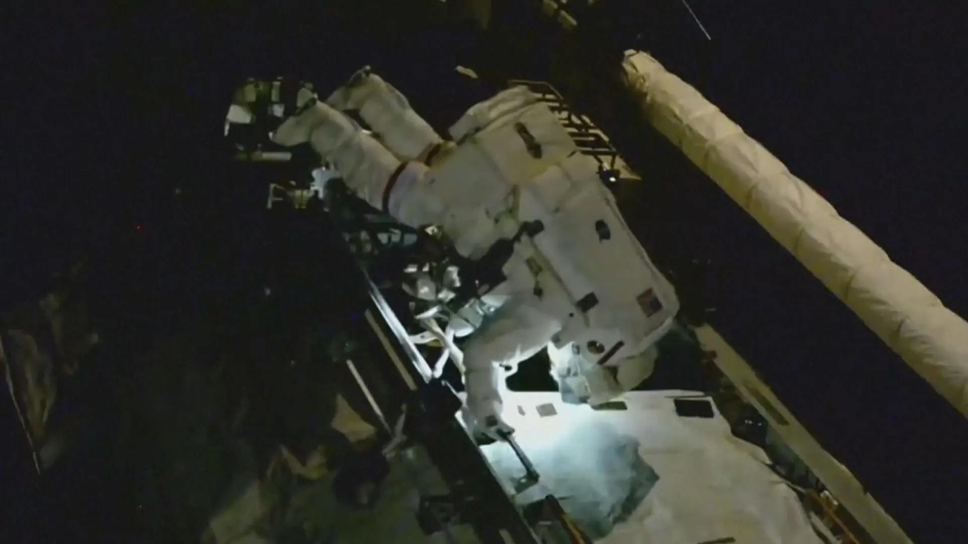 Dos mujeres astronautas de la NASA comienzan una caminata espacial para mejorar la EEI