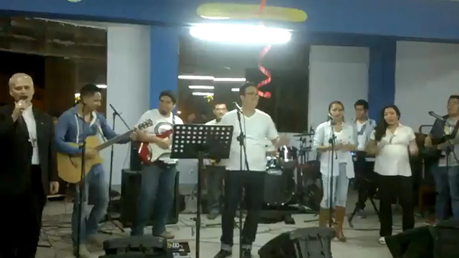 Las imágenes del papa León XIV cantando el villancico de 'Feliz Navidad' en 2014: "Quedamos encantados con su sencillez"