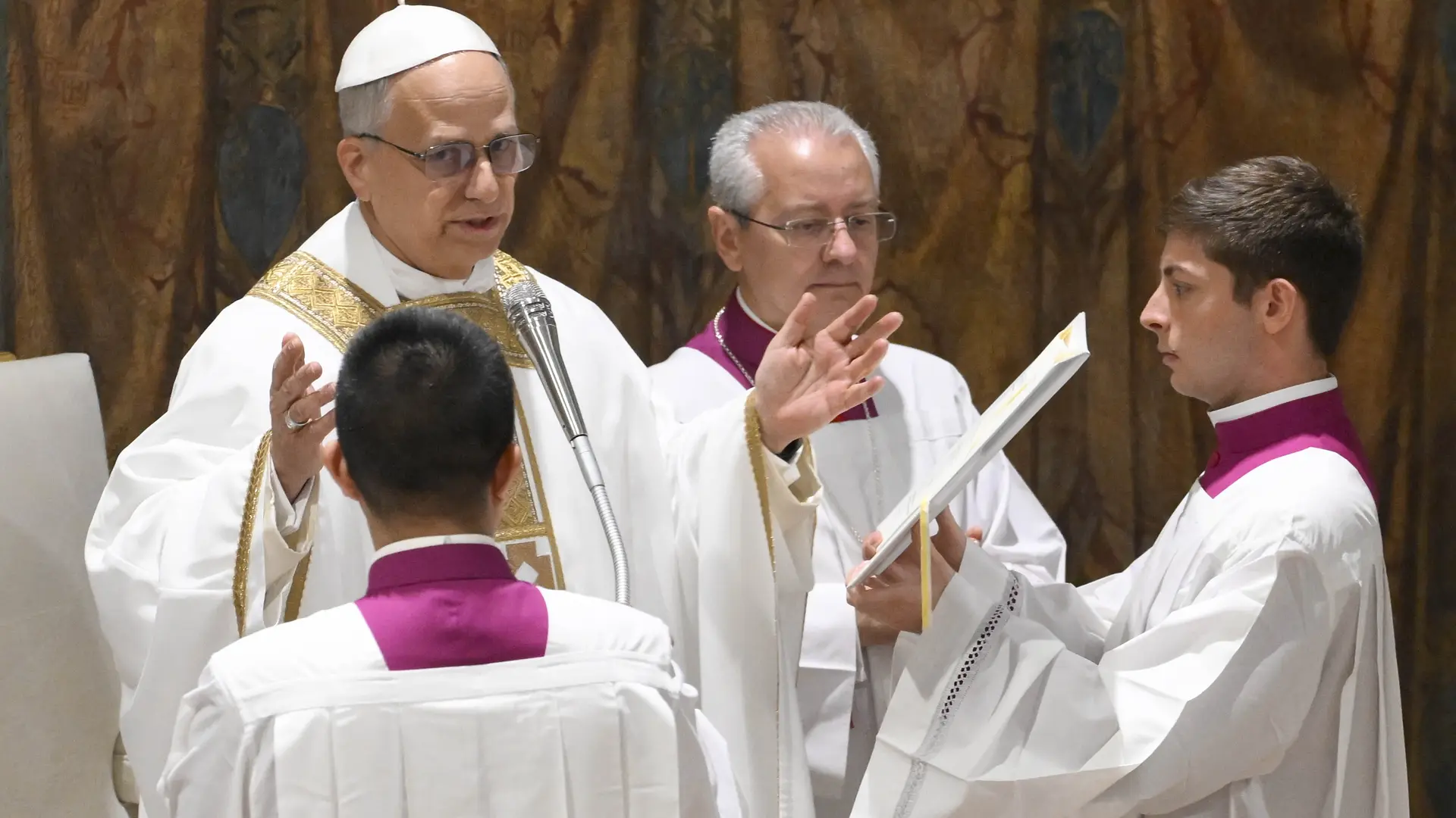 León XIV insta a los cardenales a "caminar juntos" en un mundo dominado por la "tecnología, el éxito y el dinero"