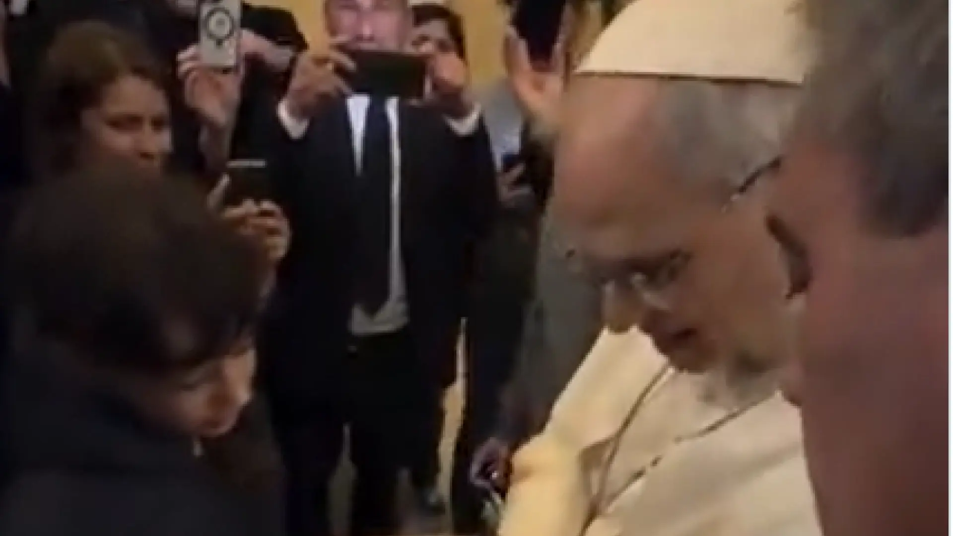 Primera 'escapada' de León XIV a la residencia donde vivía: saludos a empleados, 'selfies' y la firma de una Biblia a una niña
